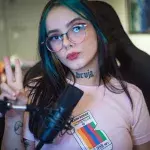 Une streameuse oublie d'activer son filtre de beauté en plein live et scandalise ses abonnés