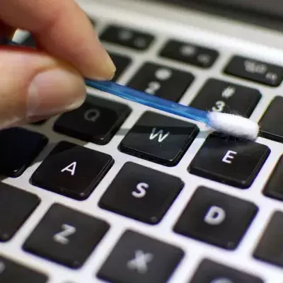 Comment nettoyer entre les touches de son clavier ?