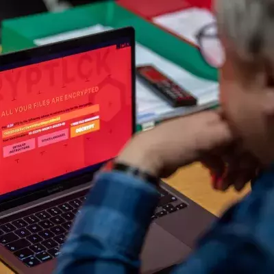 Un homme devant son ordinateur piraté