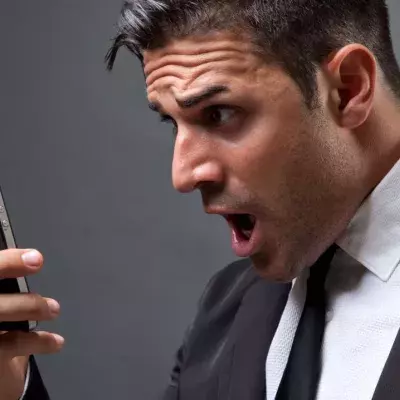 Un homme surpris face à son smartphone (illustration)