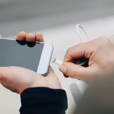 Une enquête publiée par l'UFC - Que Choisir révèle les dangers méconnus de nos chargeurs de smartphone