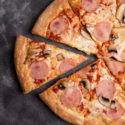 Une pizza.