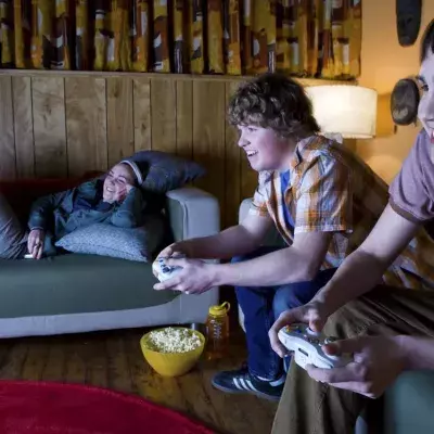 Adolescents qui jouent à la console