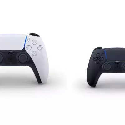 PS5 : une DualSense noire fait surface, un mois avant la sortie de la console de Sony !