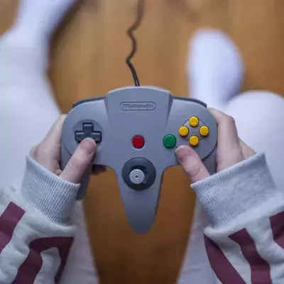 25 ans après, il retrouve une manette rarissime dans son grenier et la vend une fortune