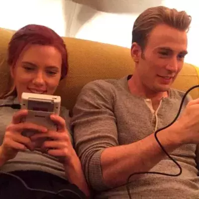 Scarlett Johansson et Chris Evans qui jouent à la GameBoy