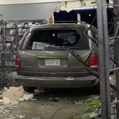 Une voiture s'écrase dans un magasin de jeux rétro et détruit tout sur son passage