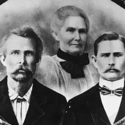De gauche à droite : Frank James, Zerelda James et Jesse Jame