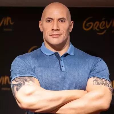 dwayne jonhson the rock statue musée grévin retouchée