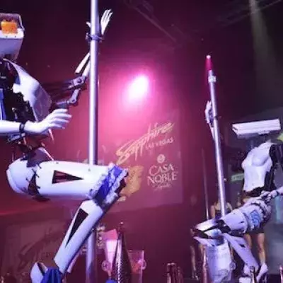 Deux humanoïdes prennent la place des strip-teaseuse dans un club de Nantes