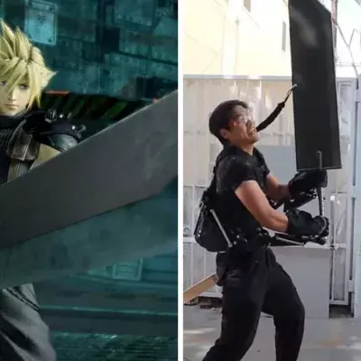 Final Fantasy : à l'aide de son exosquelette, il soulève sans peine la lourde épée de Cloud dans FF7