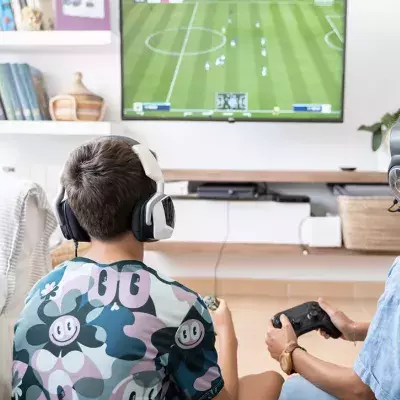 jeunes jouant aux jeux vidéo
