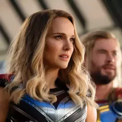 Natalie Portman en Mighty Thor dans le film Thor : Love & Thunder