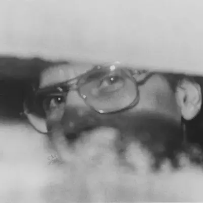 Dennis Nilsen à l'arrière d'une voiture de police lorsqu'il est conduit au tribunal dans le cadre de son jugement pour 6 meurtres et deux tentatives de meurtre