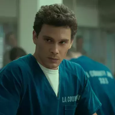 Erik dans Monsters: The Lyle and Erik Menendez Story