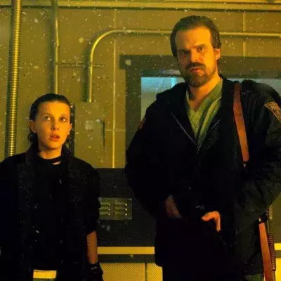 Stranger Things : Millie Bobby Brown accuse David Harbour de harcèlement