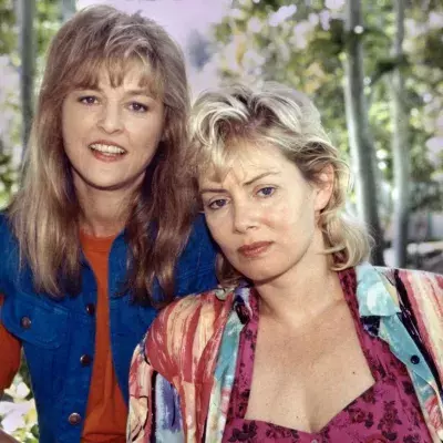 Park Overall (gauche) et Jean Smart (droite) jouant respectivement Tyria Moore et Aileen Wuornos dans le téléfim Overkill : The Aileen Wuornos Story
