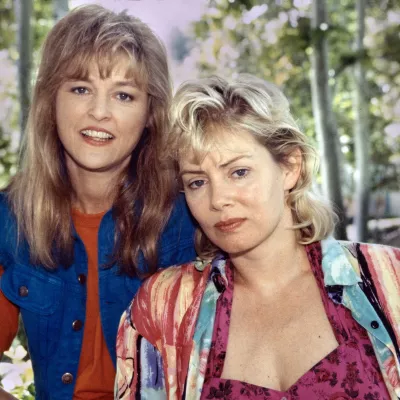 Park Overall (gauche) et Jean Smart (droite) jouant respectivement Tyria Moore et Aileen Wuornos dans le téléfim Overkill : The Aileen Wuornos Story
