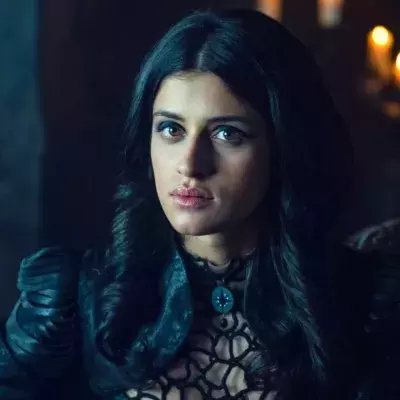 Anya Chalotra (Yennefer) dans la série The Witcher