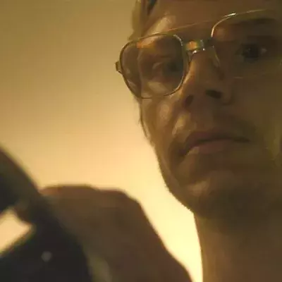 Evan Peters dans le rôle de Jeffrey Dahmer