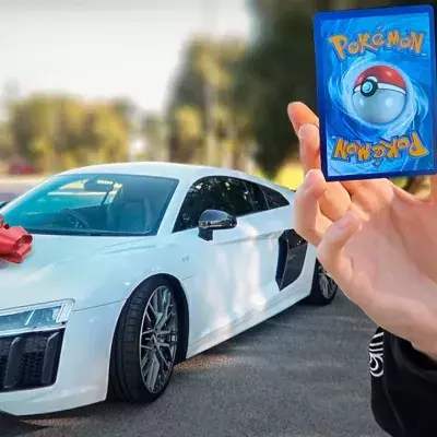 Ce streamer se paie une voiture de luxe grâce à ses cartes Pokémon !
