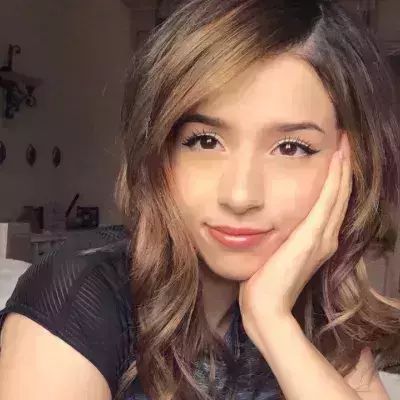 Pokimane dit ce qu'elle pense de Kick et tacle Amouranth au passage