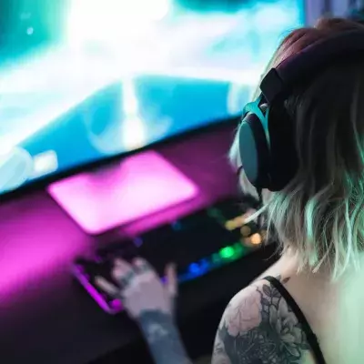 Fille jouant aux jeux vidéo sur son PC