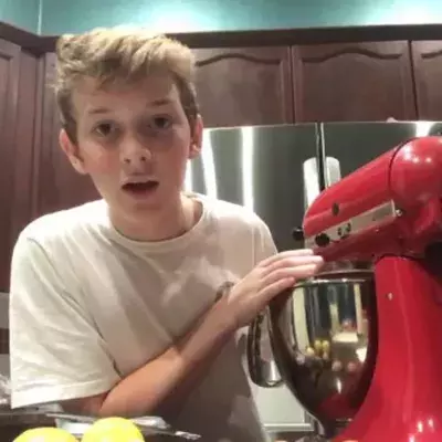 Quand un jeune streameur met la main dans son mixeur pour faire plaisir à ses 2 viewers (VIDÉO)