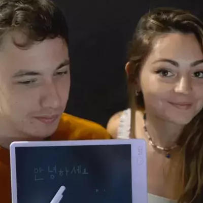 "Tu es tilté boubou", Sardoche se fait troller par sa copine en plein direct