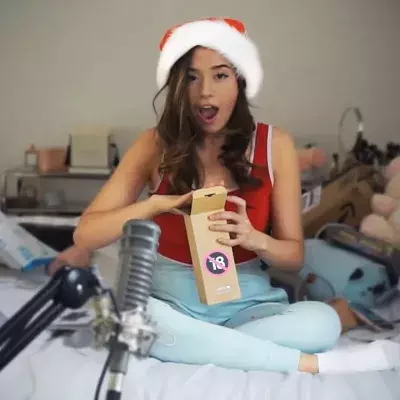Un fan de Pokimane lui envoie un CV pour devenir son petit ami, sa réponse est sans appel !