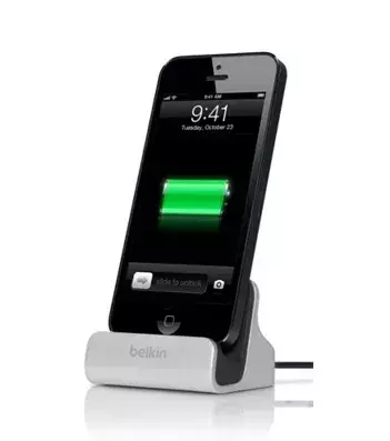 iPhone 5 - accessoire : plus besoin de brancher votre iPhone, il suffit de le déposer. Station de charge et de synchronisation Lightning Belkin, 39,95 euros. 