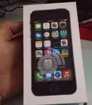 iPhone 5s : le capteur biométrique Touch ID Sensor serait visible sur la boite du smartphone.