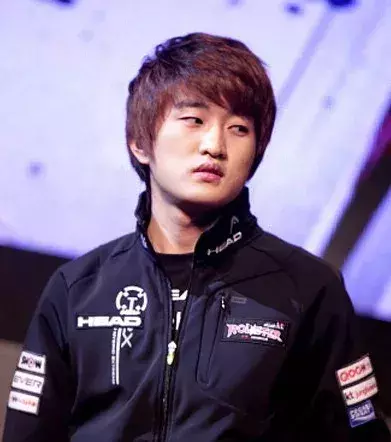 N°2 : Lee "Flash" Young Ho. Champion incontesté sur StarCraft : Brood War, le jeu lui a rapporté plus de 400.000 dollars. Le Coréen a gagné 437.114,53 dollars en 40 compétitions. 