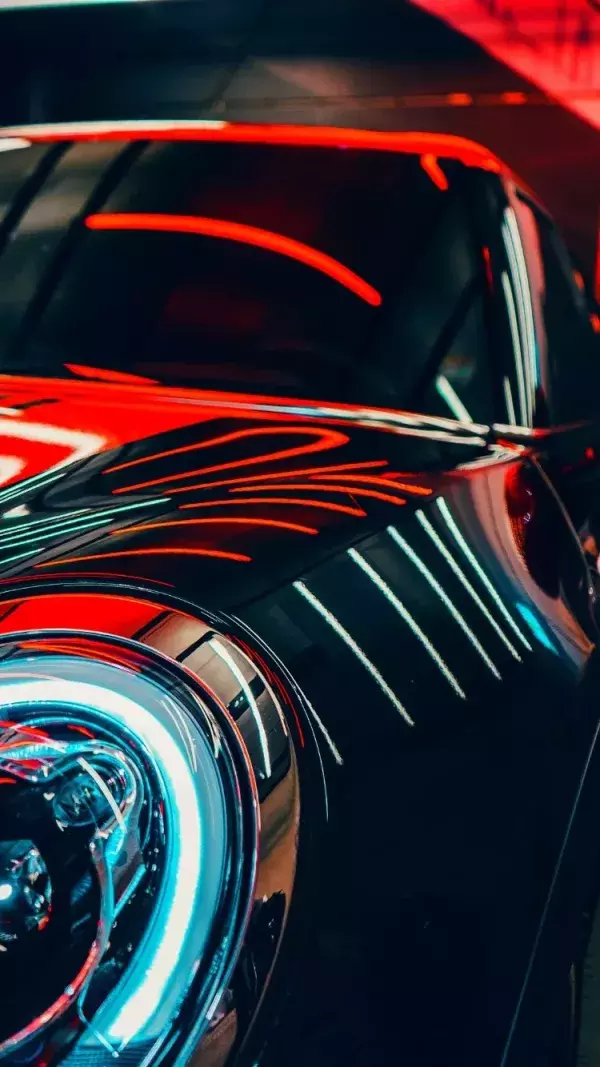 Photo d'une belle Porsche sous une lumière originale