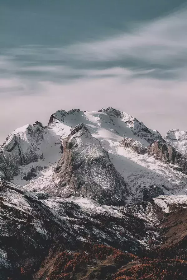 Photo d'une montagne sous faible luminosité