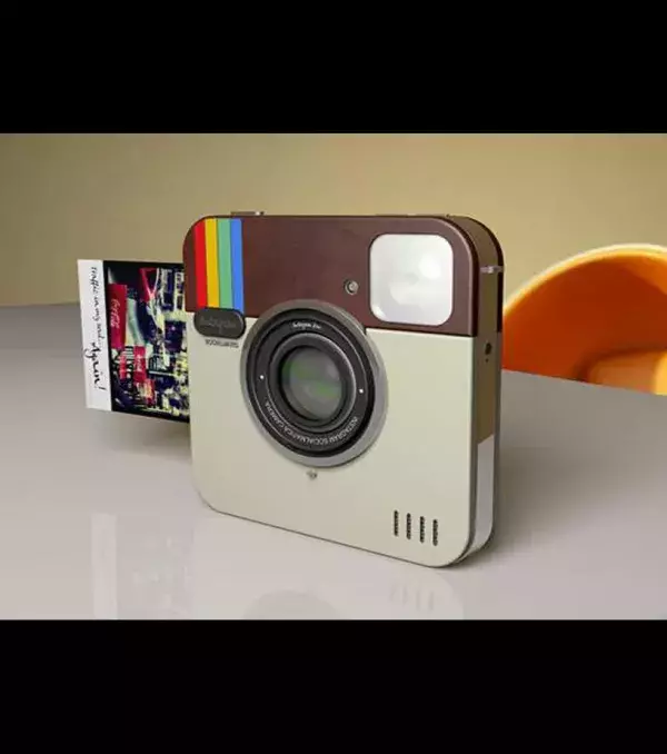 Une photo Polaroid sortant de l'appareil développé par Instagram