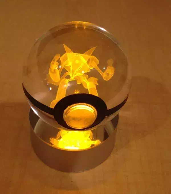 PokeMasterCrafter : une pokéball lumineuse en cristal renfermant Alakazam