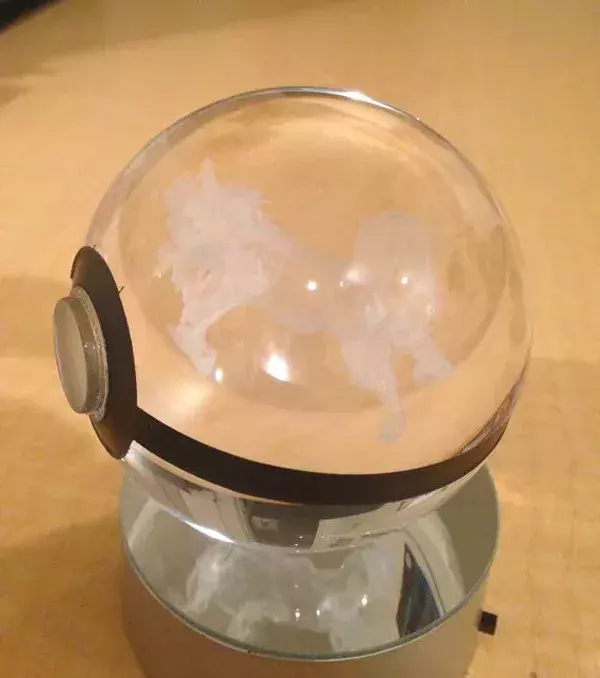 PokeMasterCrafter : une pokéball lumineuse en cristal renfermant Arcanin