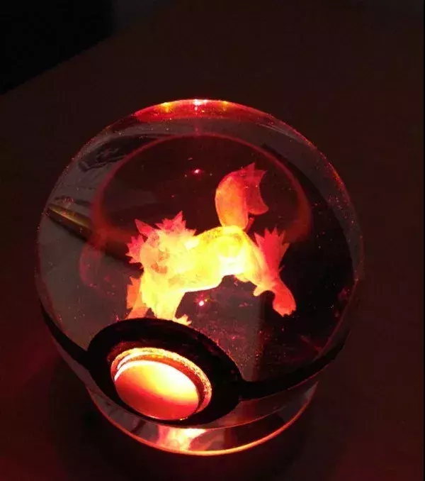 PokeMasterCrafter : une pokéball lumineuse en cristal renfermant Arcanin