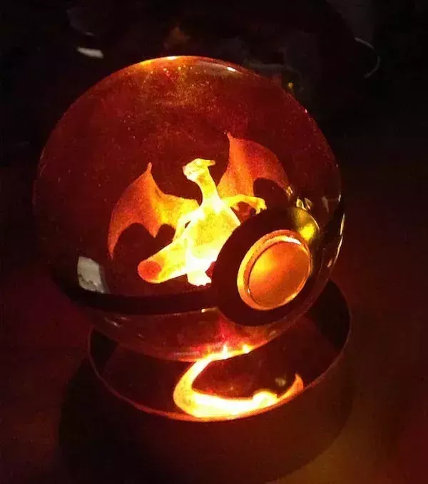 PokeMasterCrafter : une pokéball lumineuse en cristal renfermant Dracaufeu