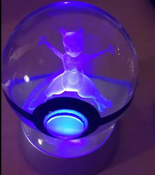 PokeMasterCrafter : une pokéball lumineuse en cristal renfermant Mewtwo