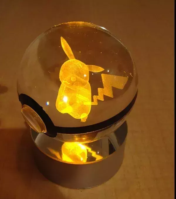 PokeMasterCrafter : une pokéball lumineuse en cristal renfermant Pikachu