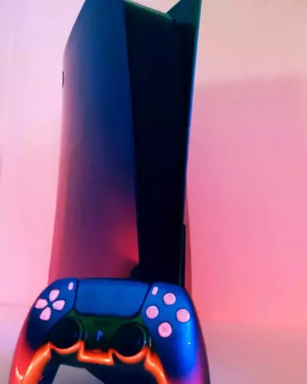Une PS5 métallique aux allures de néon !