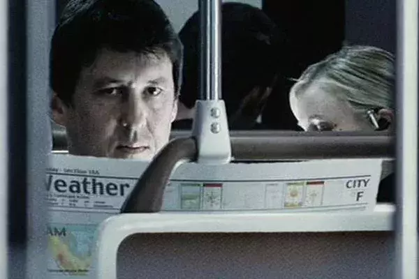 Cameron Diaz cachée dans le métro - Minority Report