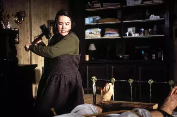 Les chevilles brisées, Misery (1990)