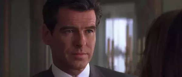 21. Pierce Brosnan était cracheur de feu