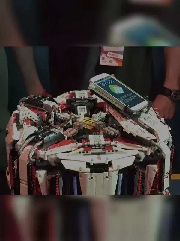 4. Le Cubestormer 3, qui résout un rubik's cube en 3 secondes