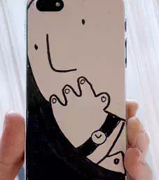 Ce petit personnage orne maintenant la coque d'un iPhone