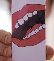 Cet autre dessin représentant une bouche a été réalisé grâce à ce carnet de dessins pas comme les autres, permettant de personnaliser sa coque d'iPhone
