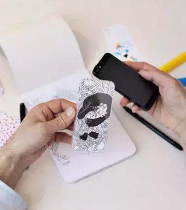 Dessinez, détachez et collez votre dessin personnalisé sur votre coque d'iPhone